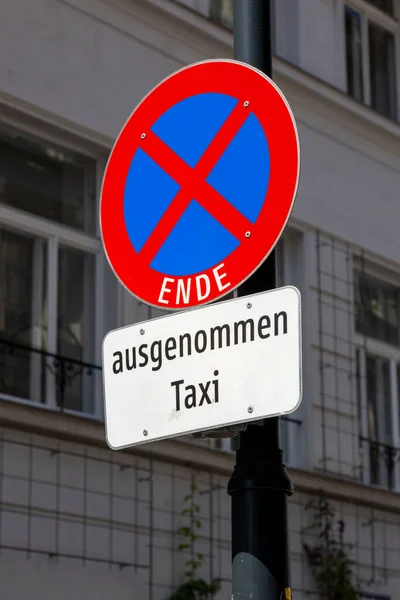 Inscrição Sinal Estrada Estacionamento Parada Proibida Alemão Exceto Táxi — Fotografia de Stock