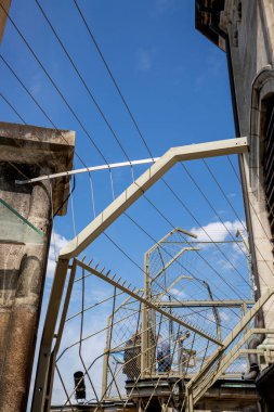 Viyana, Avusturya - 13 Haziran 2023: Viyana 'daki St. Stephen Katedrali' nin gözlem güvertesinde güvenlik çitleri