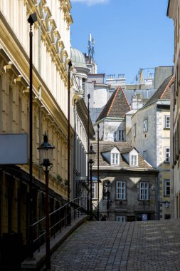 Viyana, Avusturya - 13 Haziran 2023: Viyana 'nın merkezindeki sokaklardan birinin görüntüsü