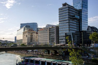 Viyana, Avusturya - 13 Haziran 2023: Viyana 'daki Tuna Kanalı setindeki çok katlı binalar