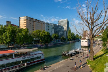 Viyana, Avusturya - 13 Haziran 2023: Viyana 'daki Tuna Kanalı setindeki çok katlı binalar