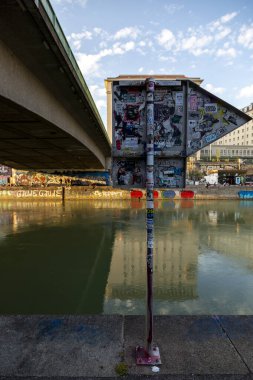 Viyana, Avusturya - 13 Haziran 2023: Viyana 'daki Tuna Kanalı setinde trafik tabelası