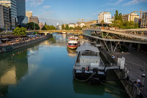 Vienna Austria Giugno 2023 Banco Ponte Sul Canale Del Danubio — Foto Stock