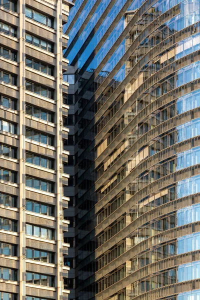 Πρόσοψη Ενός Σύγχρονου Πολυώροφου Κτιρίου Αντανακλάσεις Στα Παράθυρα — Φωτογραφία Αρχείου