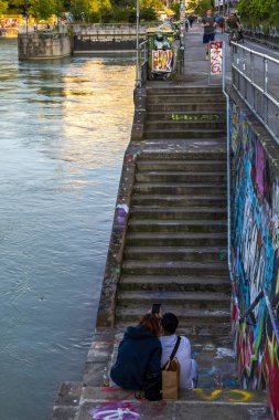 Viyana, Avusturya - 13 Haziran 2023: Viyana 'da Tuna Kanalı' ndaki merdivenlerde aşıklar