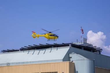 Viyana, Avusturya - 14 Haziran 2023: Viyana 'daki Donaustadt Klinik binasının çatısına bir ambulans helikopteri indi