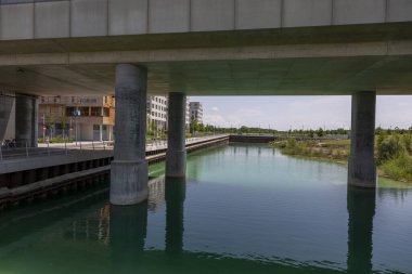 Viyana, Avusturya - 14 Haziran 2023: Viyana 'daki Seestadt yerleşim bölgesinde Asperner Gölü üzerindeki köprü