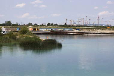 Viyana, Avusturya - 14 Haziran 2023: Viyana 'daki Asperner Gölü manzarası