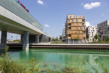 Viyana, Avusturya - 14 Haziran 2023: Viyana 'daki Asperner Gölü yakınlarındaki Seestadt yerleşim yeri