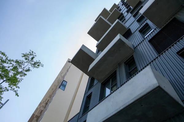 Viyana, Avusturya - 14 Haziran 2023: Viyana 'daki Seestadt konut kompleksinde çok katlı modern bir binanın cephesi