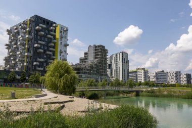 Viyana, Avusturya - 14 Haziran 2023: Viyana 'daki Asperner Gölü yakınlarındaki Seestadt yerleşim yeri