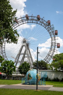Viyana, Avusturya - 14 Haziran 2023: Viyana 'daki Prater Park' ta dönme dolap