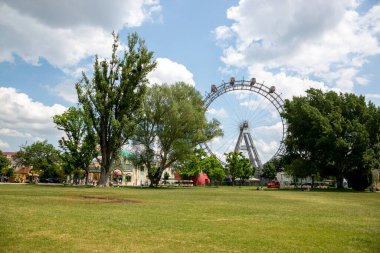 Viyana, Avusturya - 14 Haziran 2023: Viyana 'daki Prater Park' ta dönme dolap