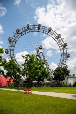 Viyana, Avusturya - 14 Haziran 2023: Viyana 'daki Prater Park' ta dönme dolap