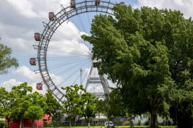 Viyana, Avusturya - 14 Haziran 2023: Viyana 'daki Prater Park' ta dönme dolap