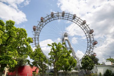 Viyana, Avusturya - 14 Haziran 2023: Viyana 'daki Prater Park' ta dönme dolap