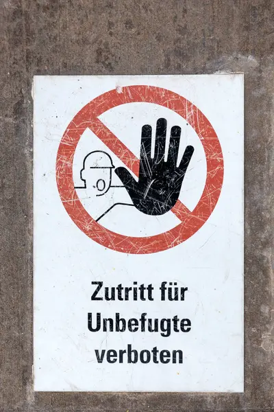 Firma Con Inscripción Prohíbe Entrada Personas Autorizadas Alemán —  Fotos de Stock