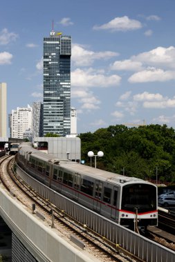 Viyana, Avusturya - 14 Haziran 2023: Viyana Uluslararası Merkezi 'nin arka planında metro treni 