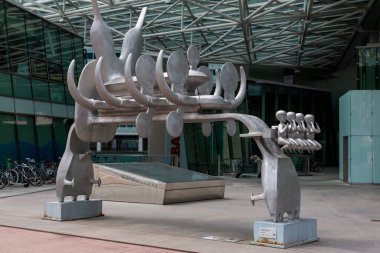 Viyana, Avusturya - 14 Haziran 2023: Avusturyalı sanatçı Bruno Gironcoli 'nin Viyana Uluslararası Merkezi' nde gerçeküstü heykeli 