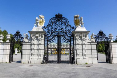 Viyana, Avusturya - 15 Haziran 2023: Viyana 'da tarihi bir bina kompleksi olan Belvedere' nin kapıları.