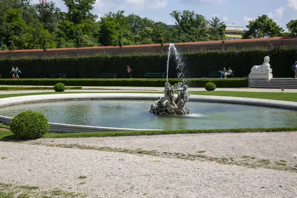 奥地利维也纳 2023年6月15日 位于维也纳贝尔韦代雷花园的喷泉 — 图库照片