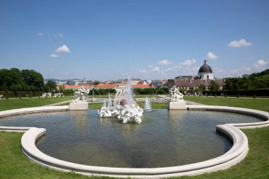 Viyana, Avusturya - 15 Haziran 2023: Viyana 'daki Belvedere Bahçesi' ndeki çeşmeler
