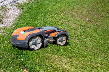 Robot çim biçme makinesi çimleri biçer
