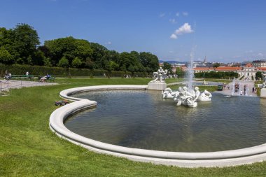 Viyana, Avusturya - 15 Haziran 2023: Viyana 'daki Belvedere Bahçesi' ndeki çeşmeler
