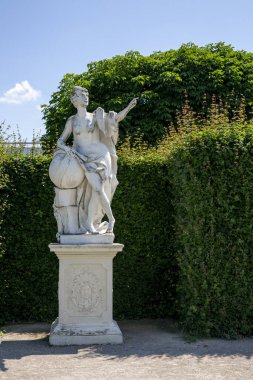Viyana, Avusturya - 15 Haziran 2023: Viyana 'daki Belvedere Bahçesi' nde heykeller