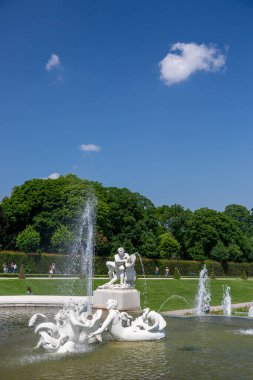 Viyana, Avusturya-15 Haziran 2023: Viyana 'daki Yukarı Belvedere Bahçesindeki Çeşmeler