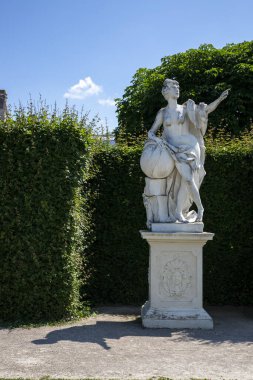 Viyana, Avusturya - 15 Haziran 2023: Viyana 'daki Belvedere Bahçesi' nde heykeller