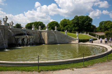 Viyana, Avusturya-15 Haziran 2023: Viyana 'daki Yukarı Belvedere Bahçesindeki Çeşmeler