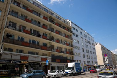 Vienna, AUSTRIA - 15 Haziran 2023: Viyana 'nın merkezindeki Fasangasse Caddesi' ndeki evler