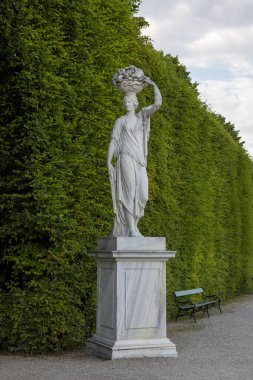 Viyana, Avusturya - 15 Haziran 2023: Schoenbrunn Sarayı Parkı 'ndaki heykeller