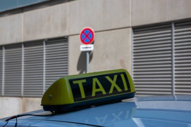 Kontrol taksisi bulanık bir arkaplanda çatıdaki arabayı yaktı.