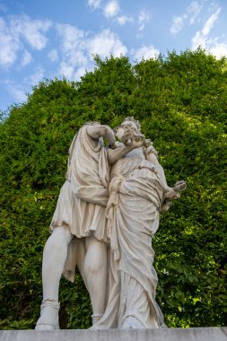 Viyana, Avusturya - 15 Haziran 2023: Schoenbrunn Sarayı Parkı 'ndaki heykeller