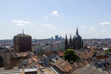 Viyana, Avusturya - 16 Haziran 2023: Mariahilfer Caddesi 'ndeki alışveriş merkezinin çatısından Viyana manzarası