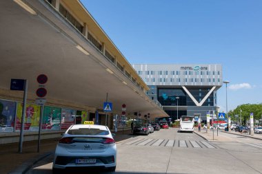 Viyana, Avusturya - 16 Haziran 2023: Viyana Westbahnhof tren istasyonu binası