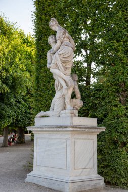 Viyana, Avusturya - 15 Haziran 2023: Schoenbrunn Sarayı Parkı 'ndaki heykeller