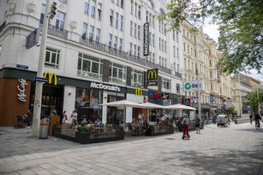 Viyana, Avusturya - 13 Haziran 2023: Viyana sokaklarından birinin manzarası