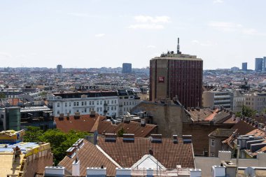 Viyana, Avusturya - 16 Haziran 2023: Mariahilfer Caddesi 'ndeki alışveriş merkezinin çatısından Viyana manzarası