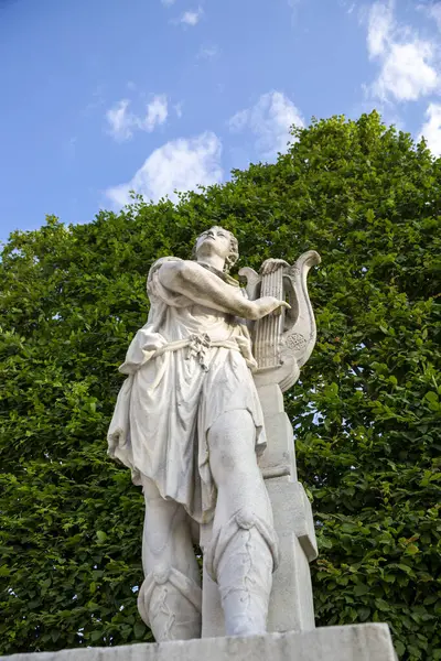 Viyana, Avusturya - 15 Haziran 2023: Schoenbrunn Sarayı Parkı 'ndaki heykeller