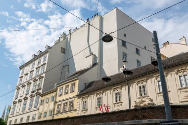 Viyana, Avusturya - 16 Haziran 2023: Viyana sokaklarındaki güzel binalar