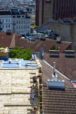 Viyana, Avusturya - 16 Haziran 2023: İşçiler binanın çatısında onarım çalışmaları yürüttüler
