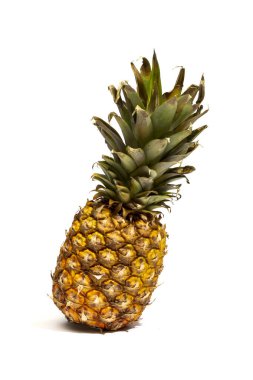 Beyaz arka planda olgun ananas