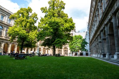 Viyana, Avusturya - 16 Haziran 2023: Viyana Devlet Üniversitesi binasının avlusu.
