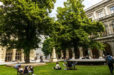 Viyana, Avusturya - 16 Haziran 2023: Viyana Devlet Üniversitesi binasının avlusu.