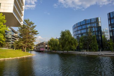 Viyana, Avusturya - 16 Haziran 2023: Viyana Leopoldstadt 'ın ikinci ilçesindeki göl ve binalar