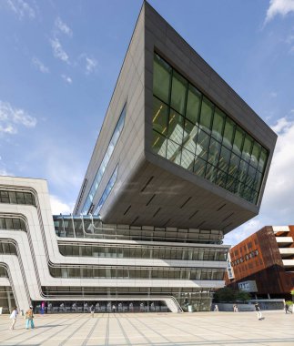 Viyana, Avusturya - 16 Haziran 2023: Viyana Ekonomi ve İş Üniversitesi Öğrenim Merkezi