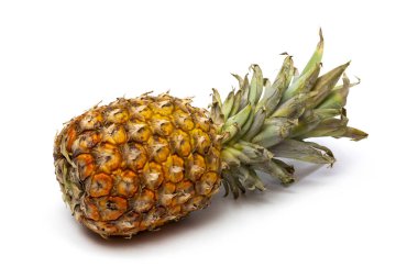 Beyaz arka planda olgun ananas